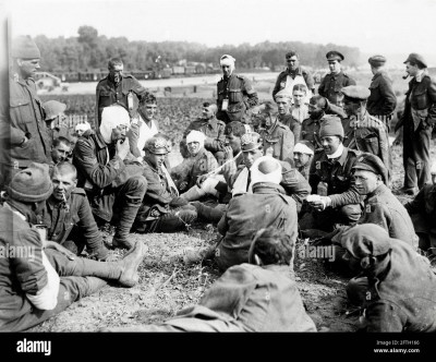 world-war-one-wwi-western-front-wounded-soldiers-sit-and-talk-to-other-wounded-comrades-2FTH166.jpg