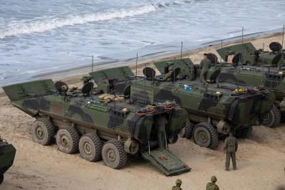 US_Marines_conduct_first_military_exercise_with_their_new_ACVs_Amphibious_Combat_Vehicles_925_001.jpg
