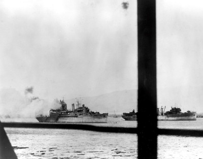USS_Curtiss_(AV-4)_and_USS_Medusa_(AR-1)_during_the_Pearl_Harbor_attack,_7_December_1941_(NH_96660) (1).jpg