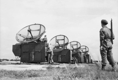 Mn_DK_FuMG_64_Mannheim_41_T_radars_at_Grove_DK_1945__01.jpg